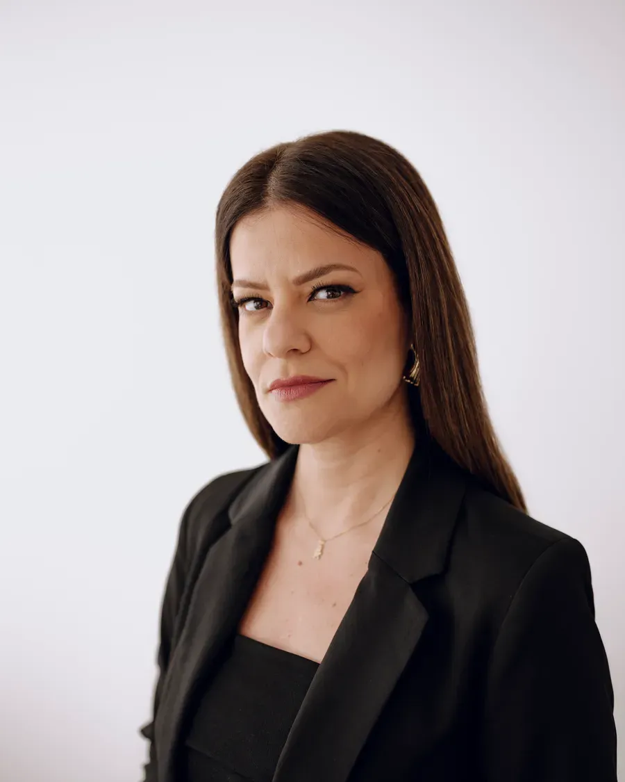Dra. Elen Tolentino, estomatologista, em retrato de estúdio de blazer preto
